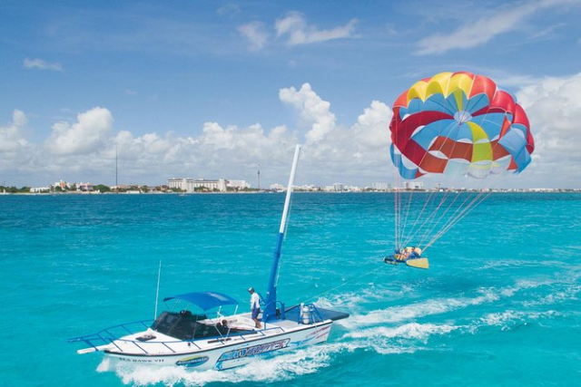 Paravelismo en la playa de Cancún